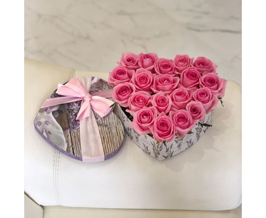 Коробка в форме сердца с розовыми розочками